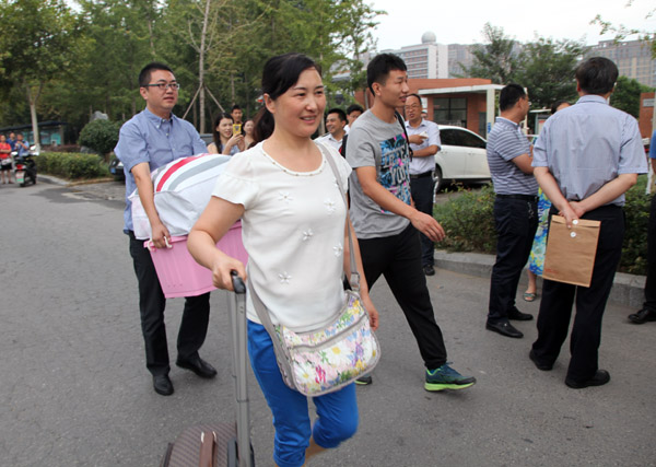 支教教师踏上支教路,学校同事来送别!