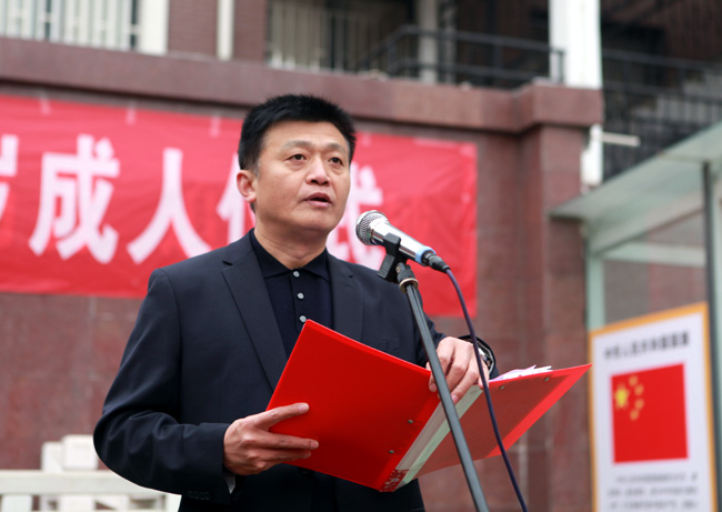 第一批00后将成年郑州四中校长这个世界从此不同因为你们长大了