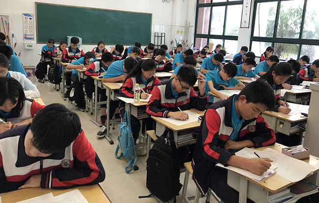 img_1新九年级学生聚精会神,专心答题