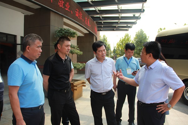 8月24日上午,管城区委常委,常务副区长刘利一行在区安监局局长魏良平