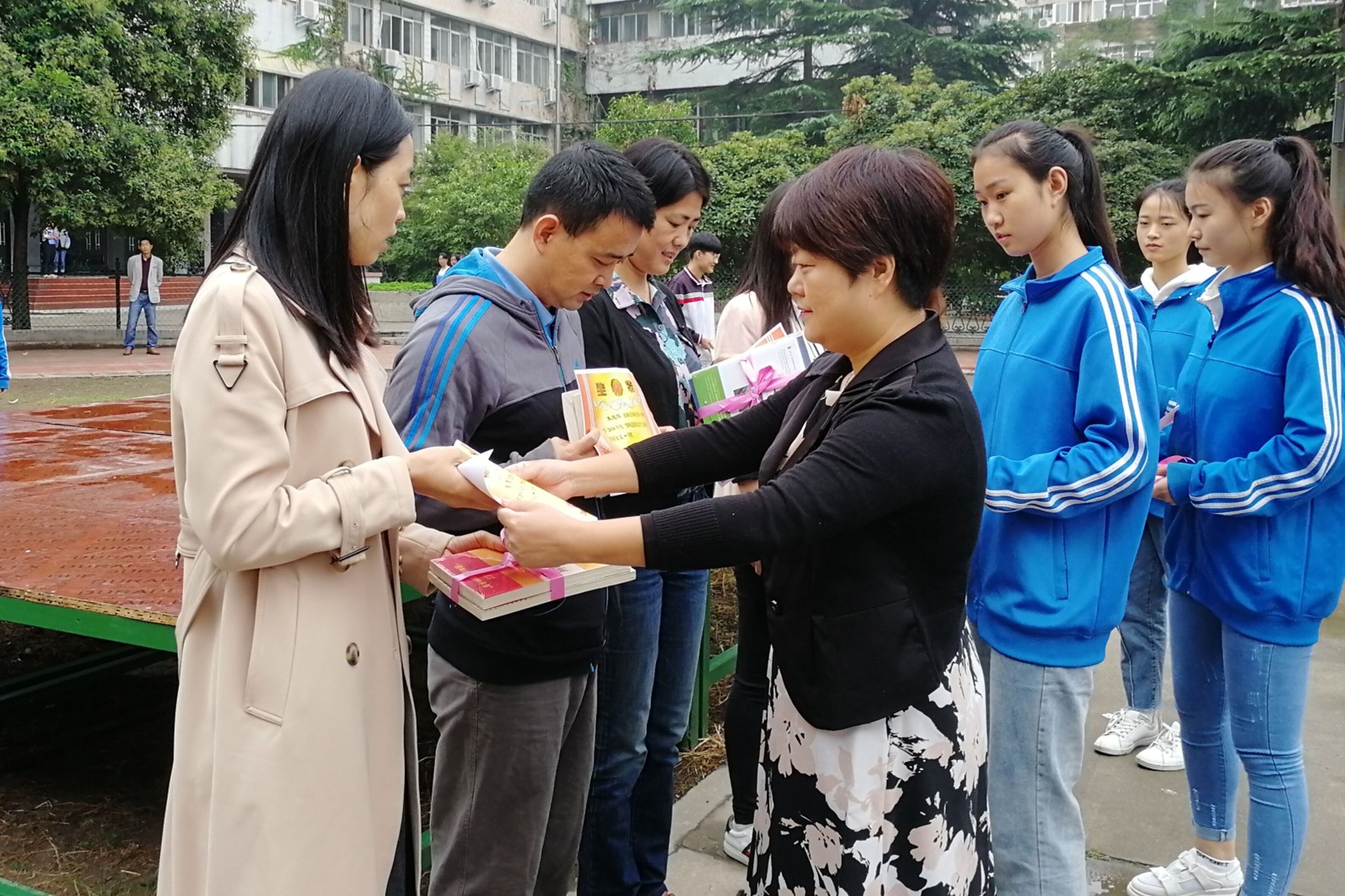 副校长丁红为获奖班级,老师颁奖