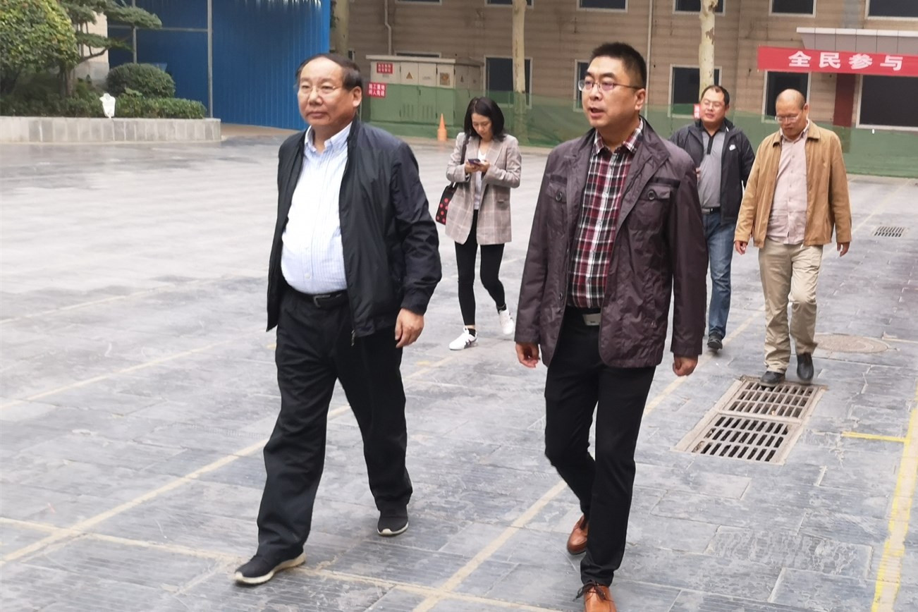 市教育局副局长张大龙一行调研郑州44中新建工程项目进展情况