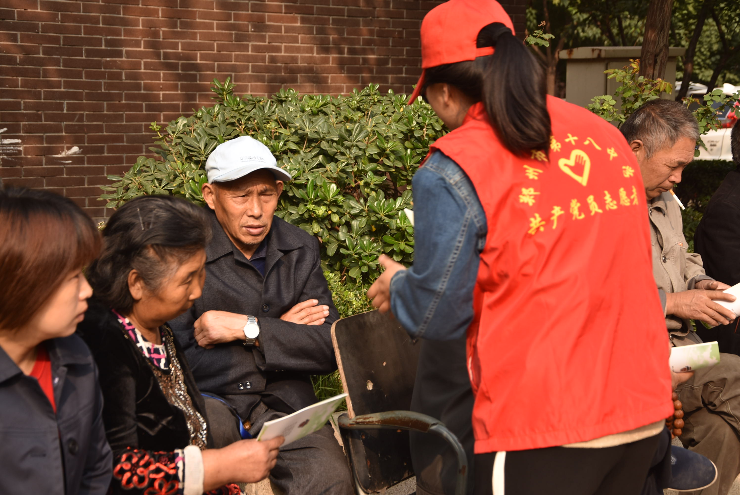 积极参与社区组织的重阳节慰问老人活动