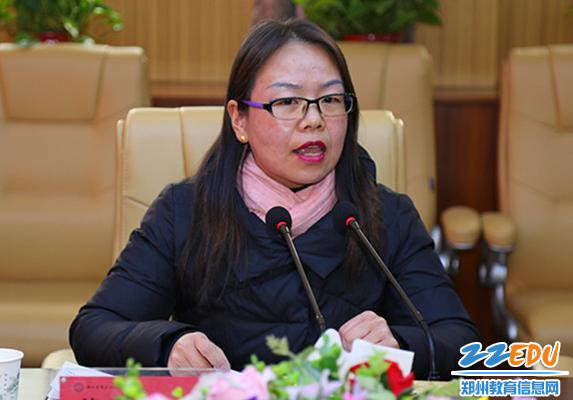 3 副区长,莲花街小学校长张海燕在会上传达郑州市教育局文件,并部署