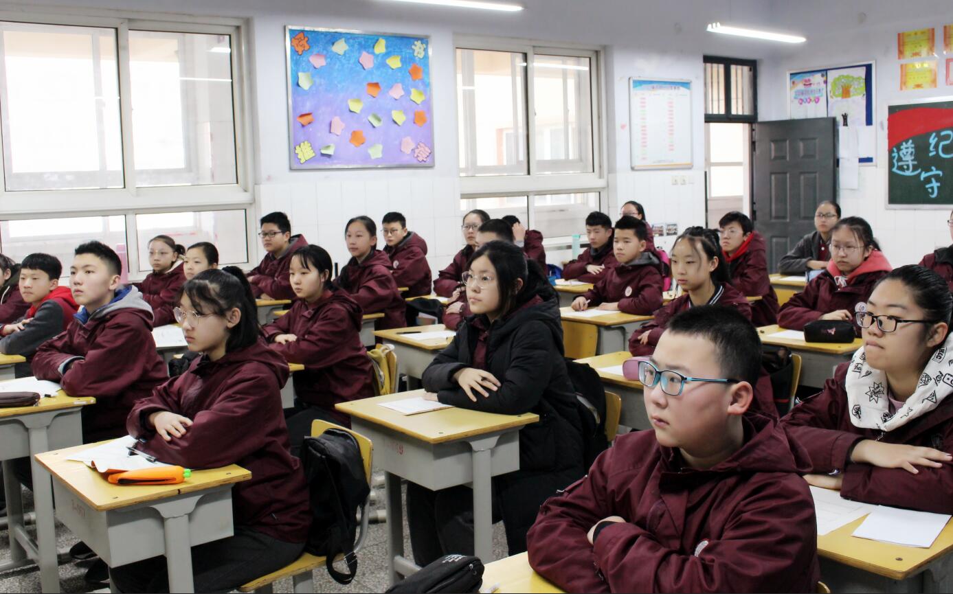 各班学生认真观看安全教育视频