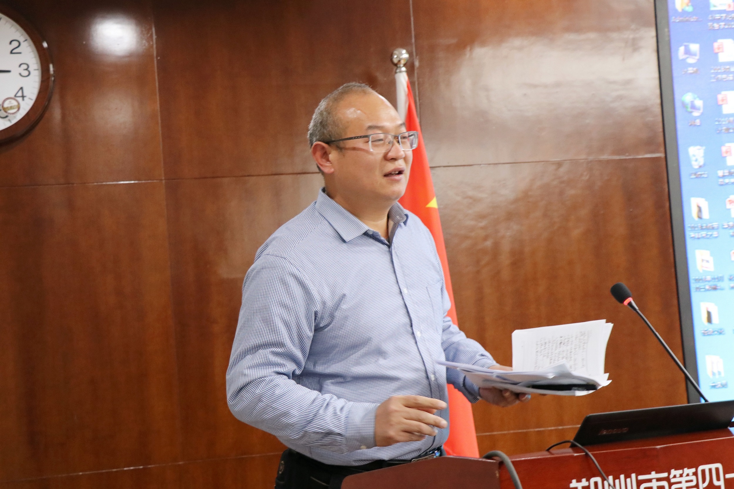 教科室主任姚强宣读新学期教科室工作计划