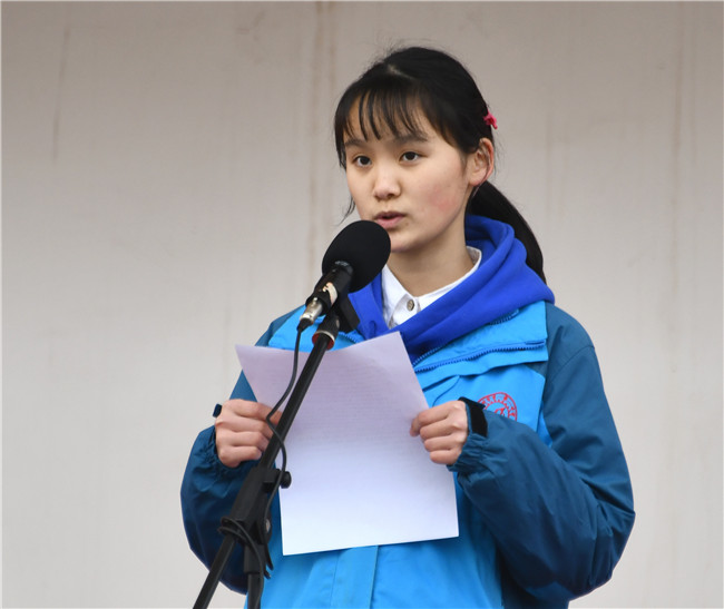 就无愧于天地……"2月20日下午,郑州市第101中学的操场上回响着李国喜