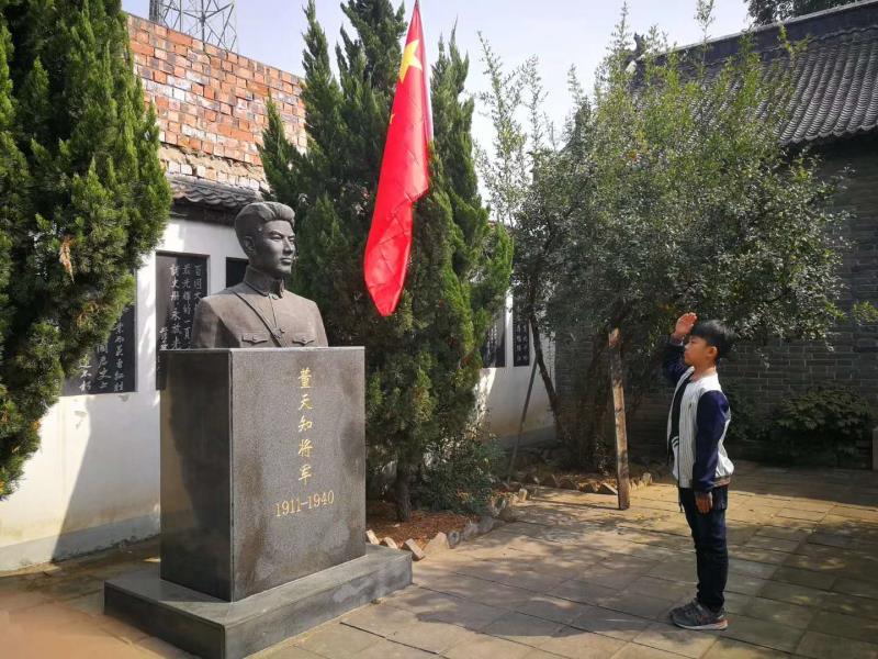 开展晒一晒自己参与的祭英烈活动照片(参观董天知将军故居))