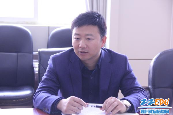 3 主抓安全的副校长黄涛带领大家学习"教育部《中小学校岗位安全工作