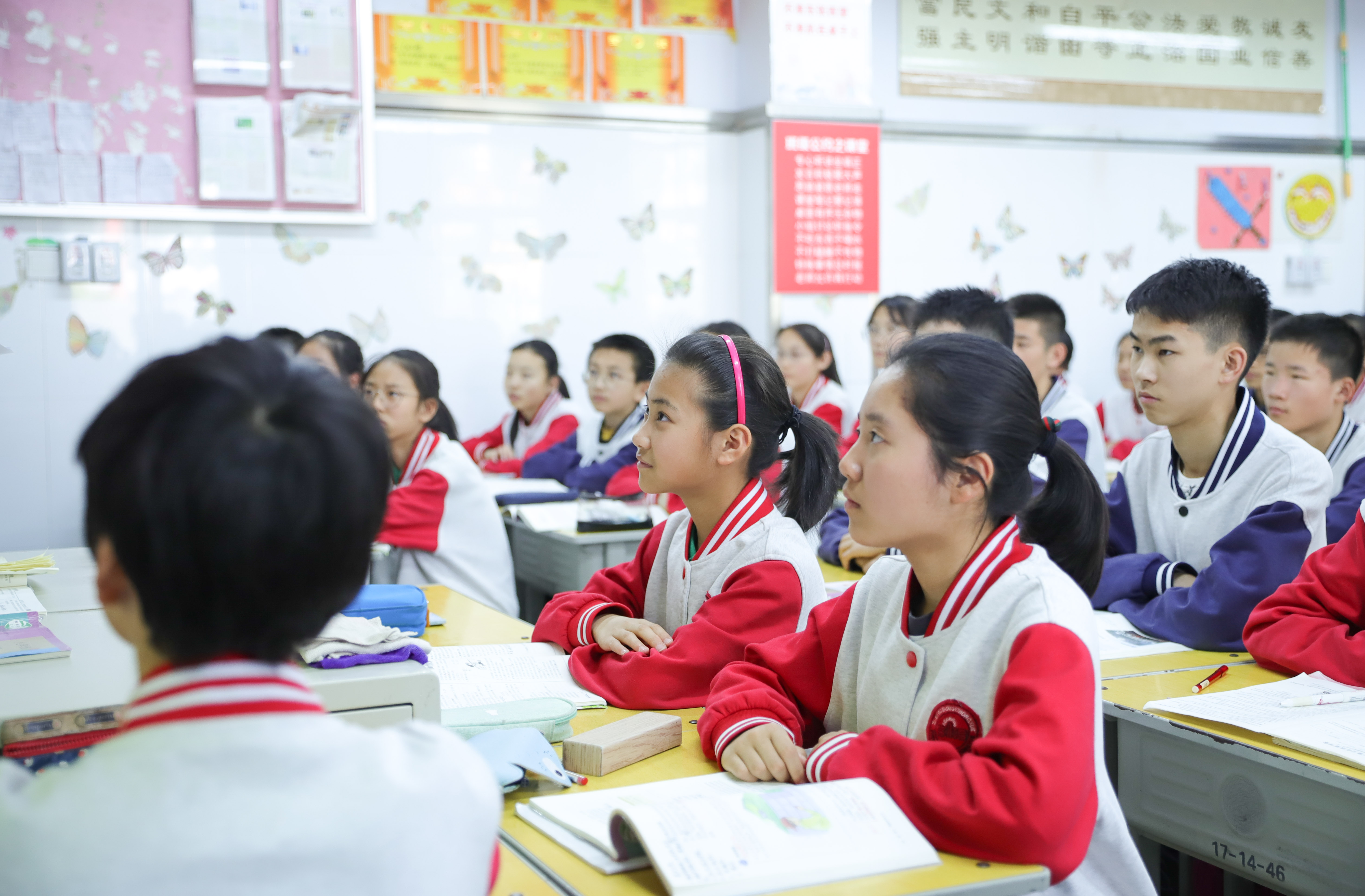 她以金水区人大代表的身份,为八年级学生上了一堂精彩的思政课.