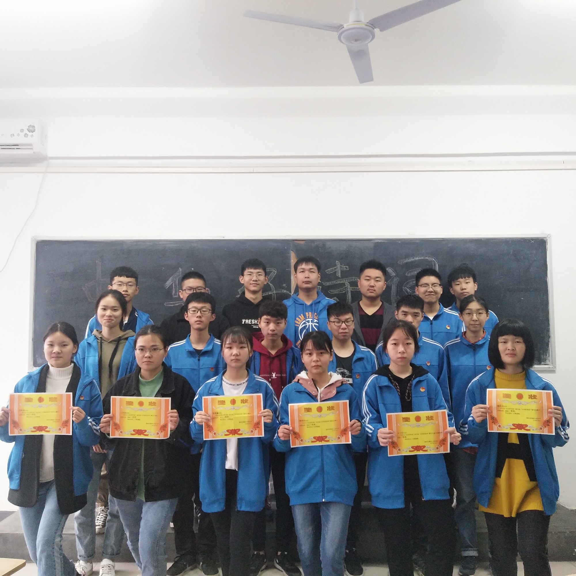 为获奖学生颁奖