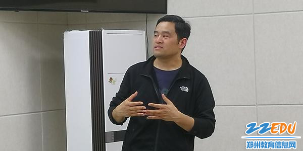 高新区实验中学校长张广伟和孙宏伟老师交流新闻宣传工作