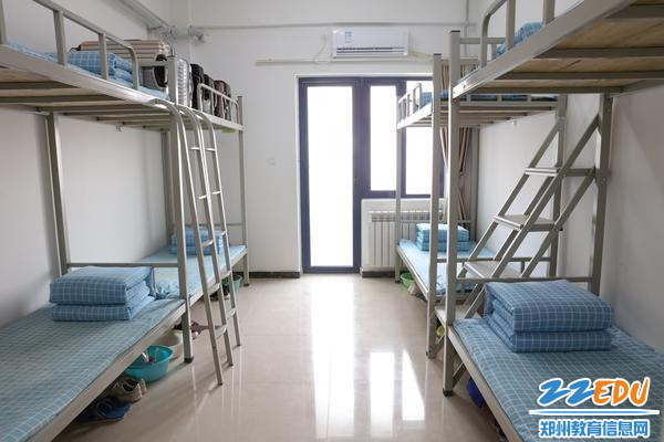 请检阅郑州18中宿舍内务又有新气象