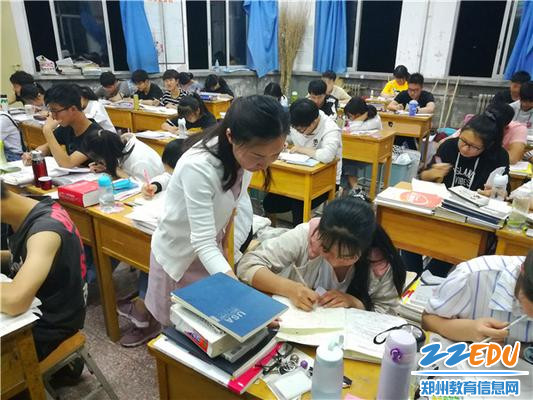 刘阿老师晚自习为同学答疑解惑_副本