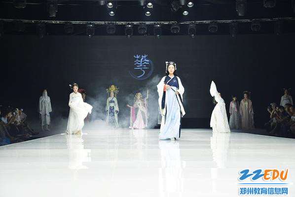 郑州市科技工业学校亮相2019中国（河南）国际•大学生时装周