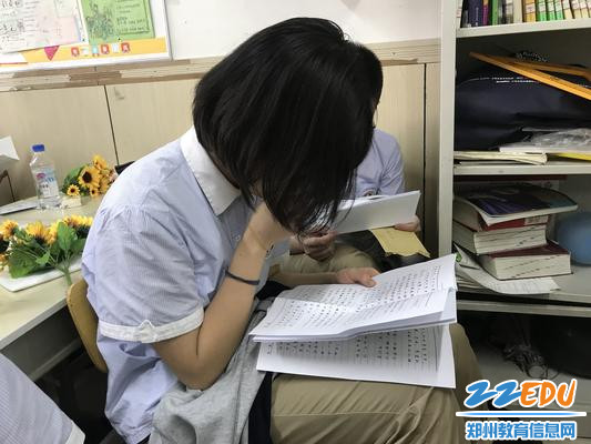 学生读信时流下眼泪
