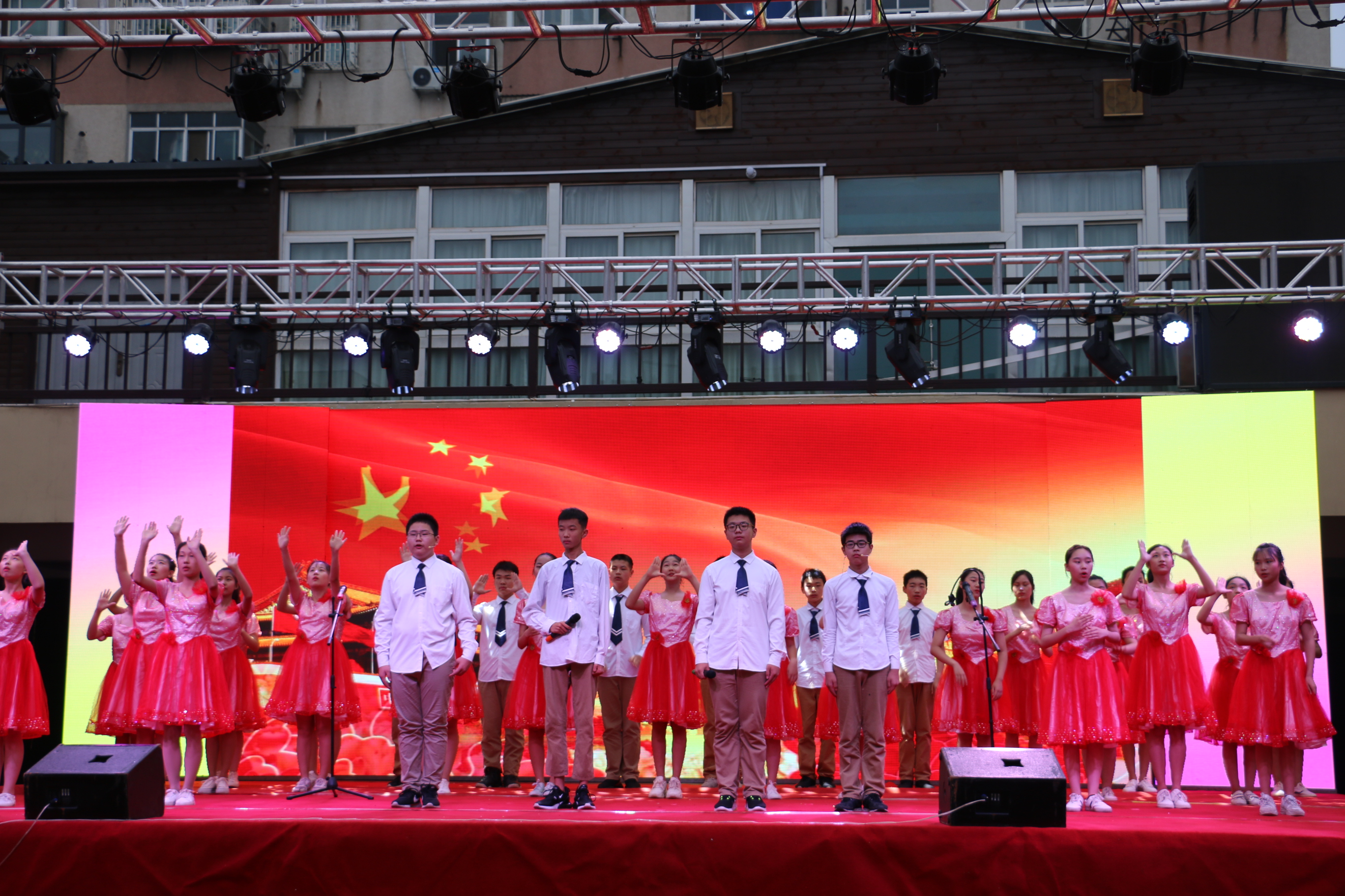 郑州34中举行2019届毕业典礼暨建党98周年庆祝活动