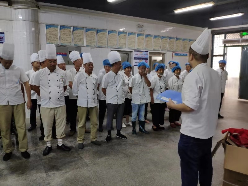 学校食堂认真落实食品安全工作会议