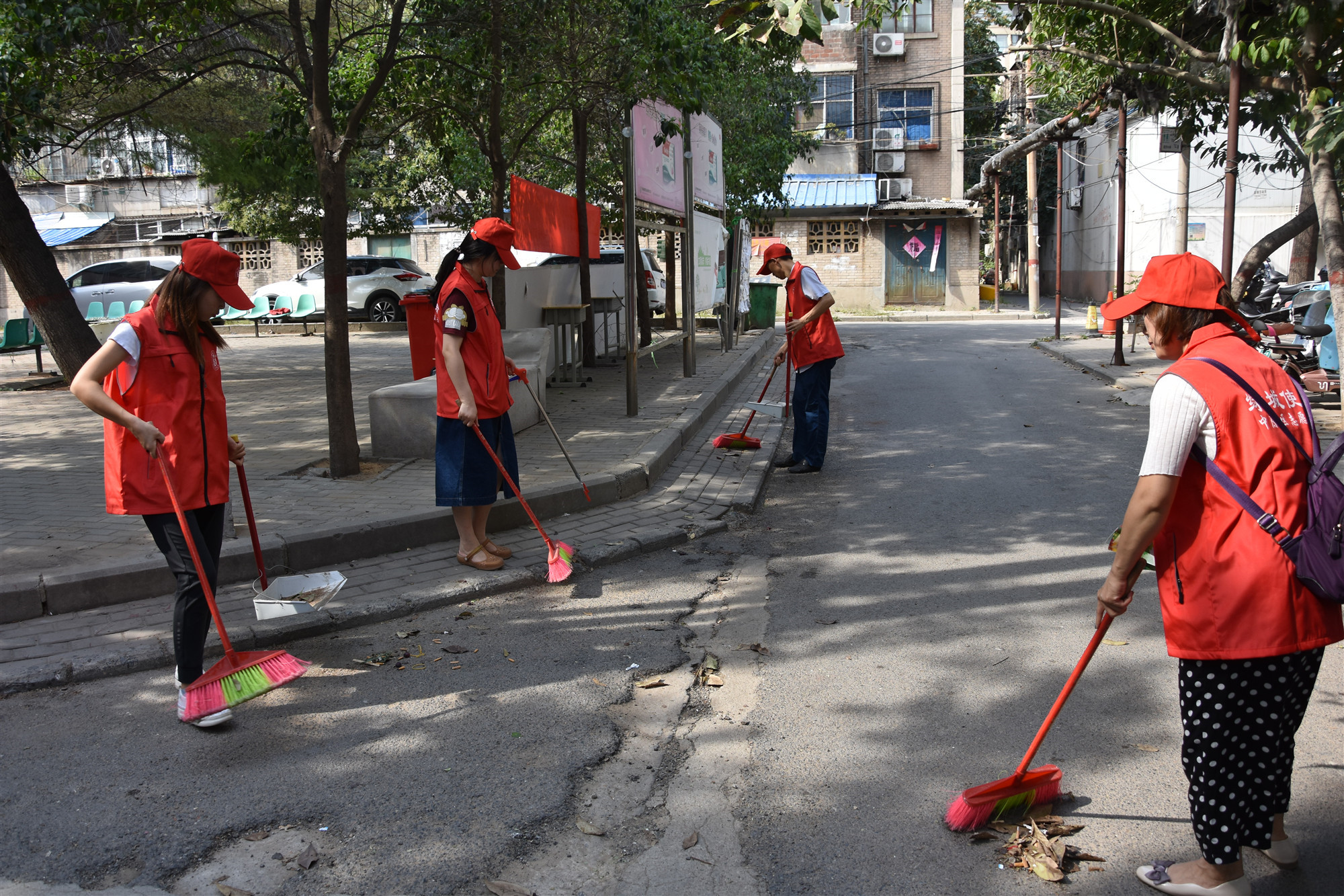 42中志愿者们认真清扫社区街道卫生