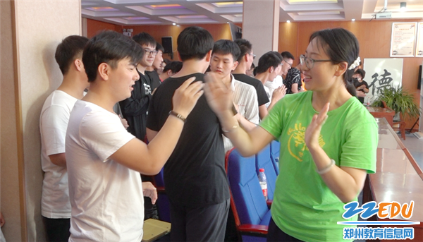 击掌为誓 共同维护环境 创建生态文明