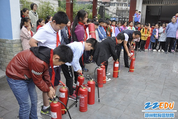 学生们学习使用灭火器