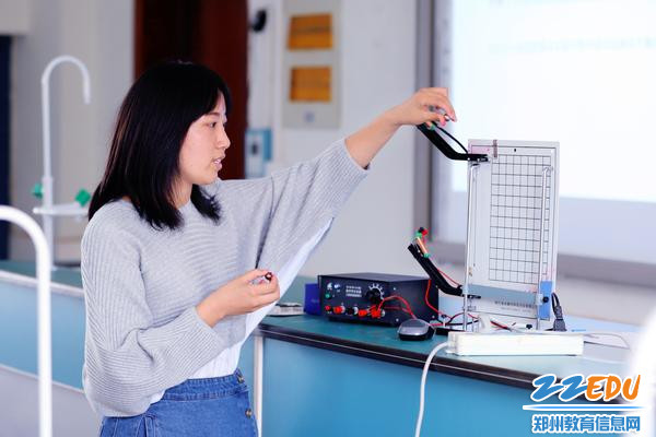 参赛老师演示实验