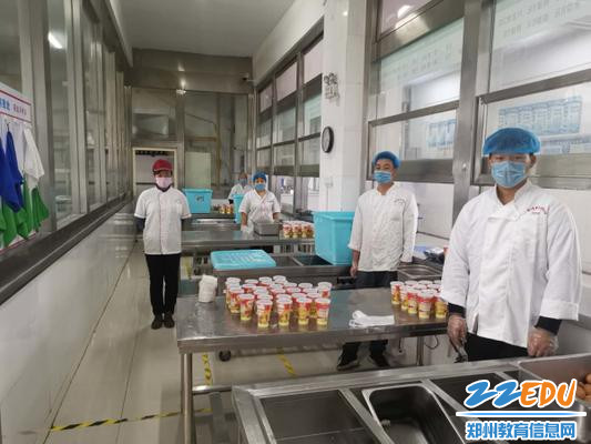 郑州14中严格食堂管理全力保证复课师生舌尖上的安全