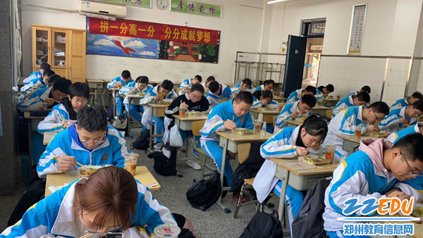 用餐,大家吃饭的时候不要交流……"中午,在初三各个教室,同学们进行