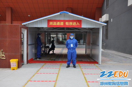 学生由测温通道进入_调整大小