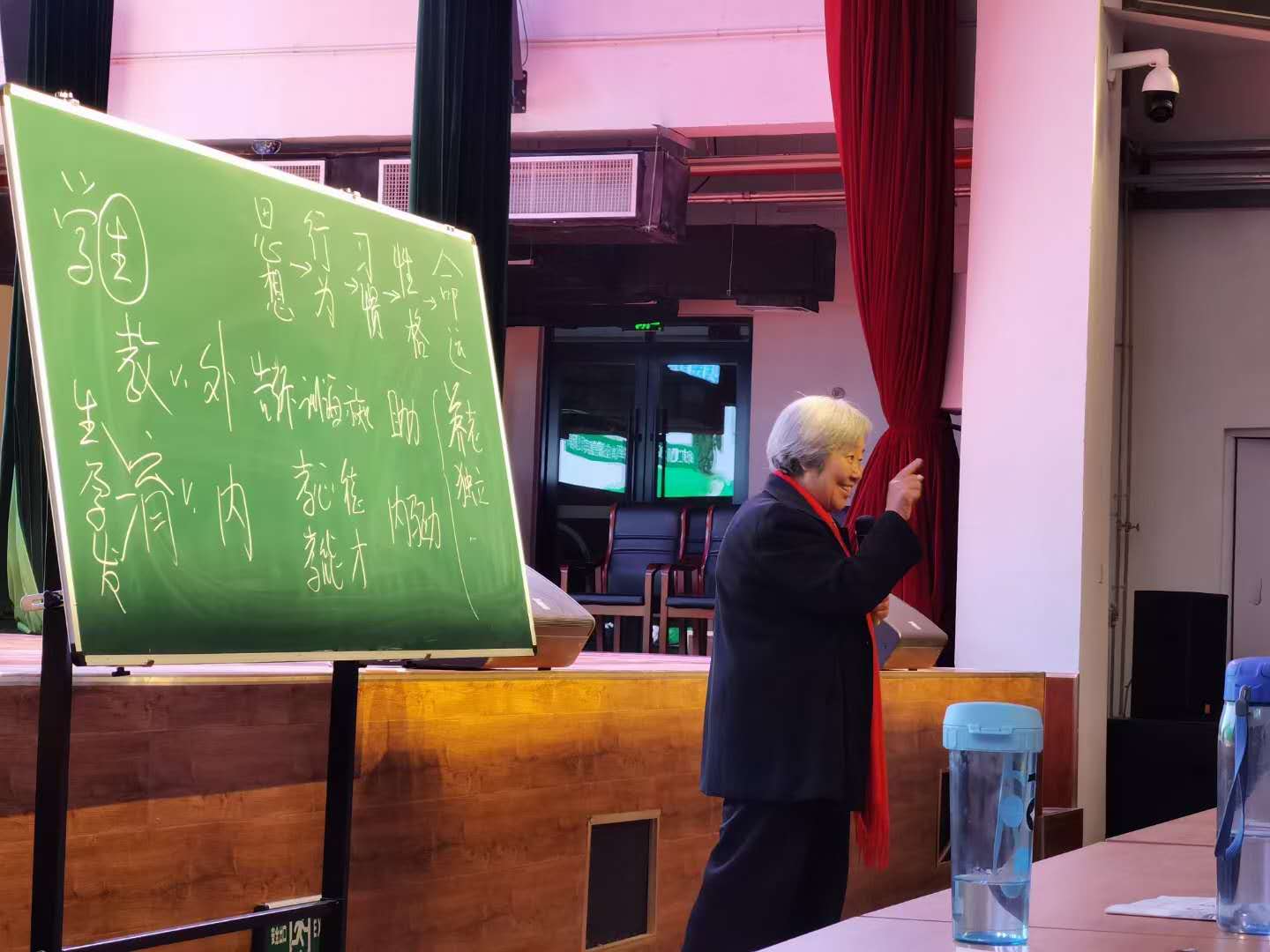 周慧玲老师讲课中