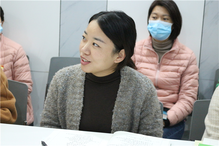 陈春为11月政治生日的党员教师颁发书籍,政治生日贺卡 2020年11月20日