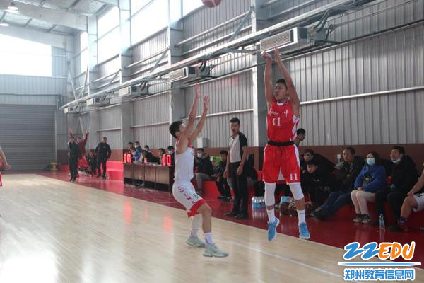 "托起庆祝夺冠突破包夹郑州八中男,女篮队员和教练员合影11月30日,"