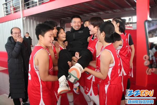 两周得四冠给郑州八中校园篮球点个赞