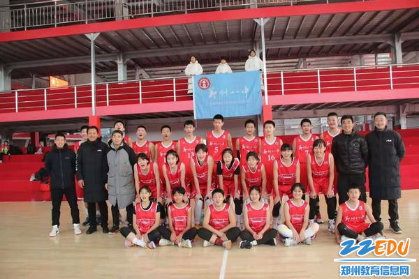 郑州八中男,女篮队员和教练员合影