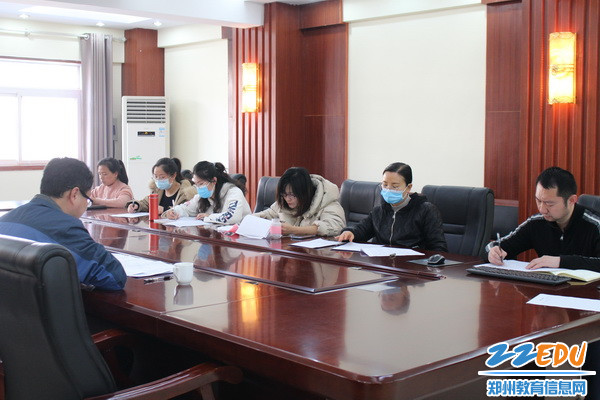 与会老师认真学习_调整大小