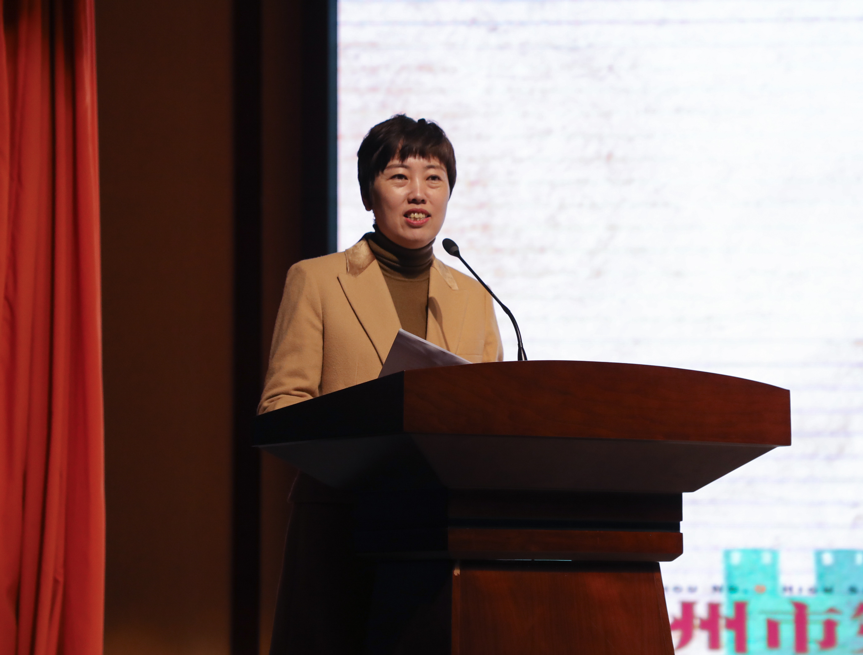 17张莹校长在成人仪式上殷切寄语2021届的高三学子们