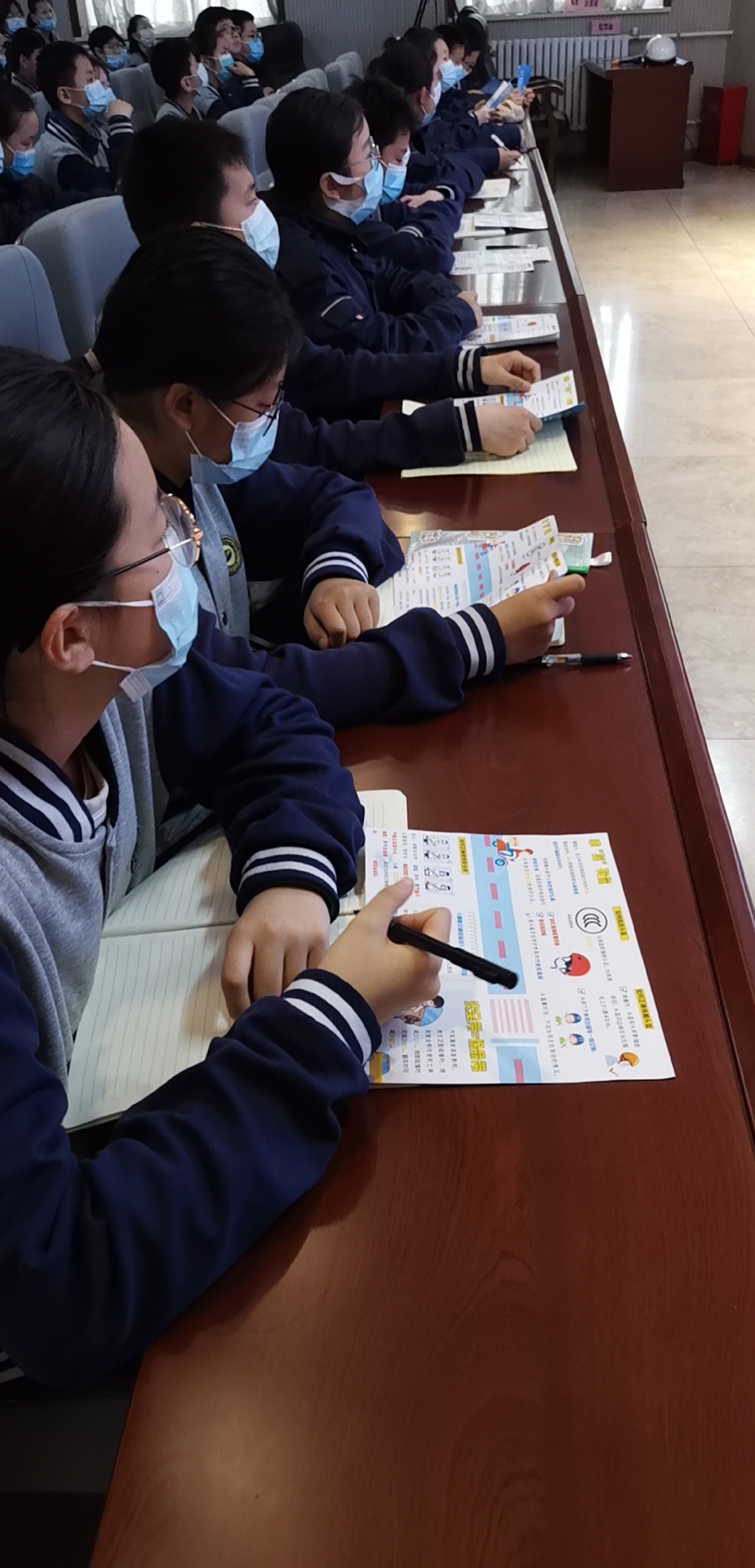 学生在认真做笔记