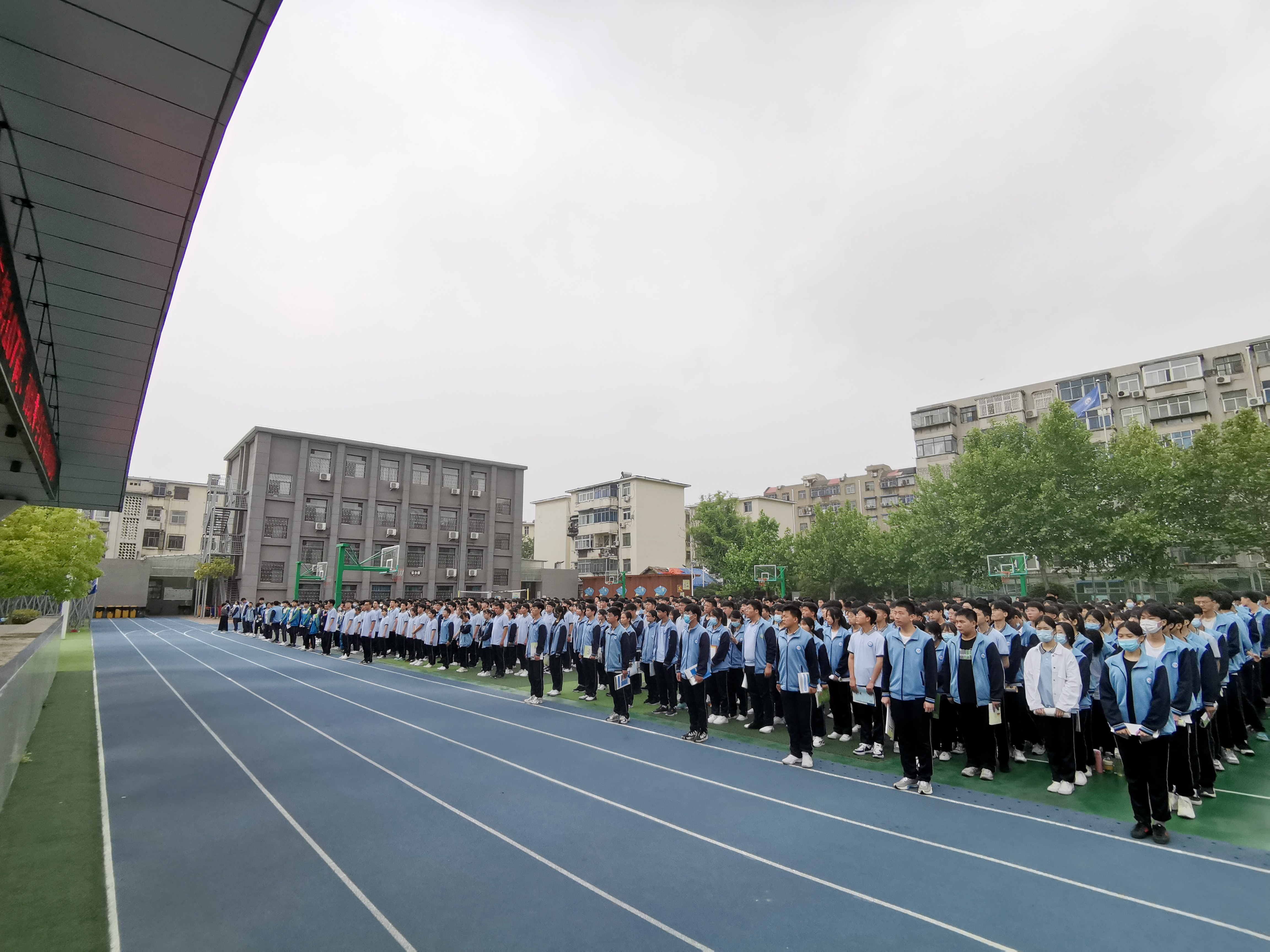 郑州市第107高级中学组织开展防震疏散演练