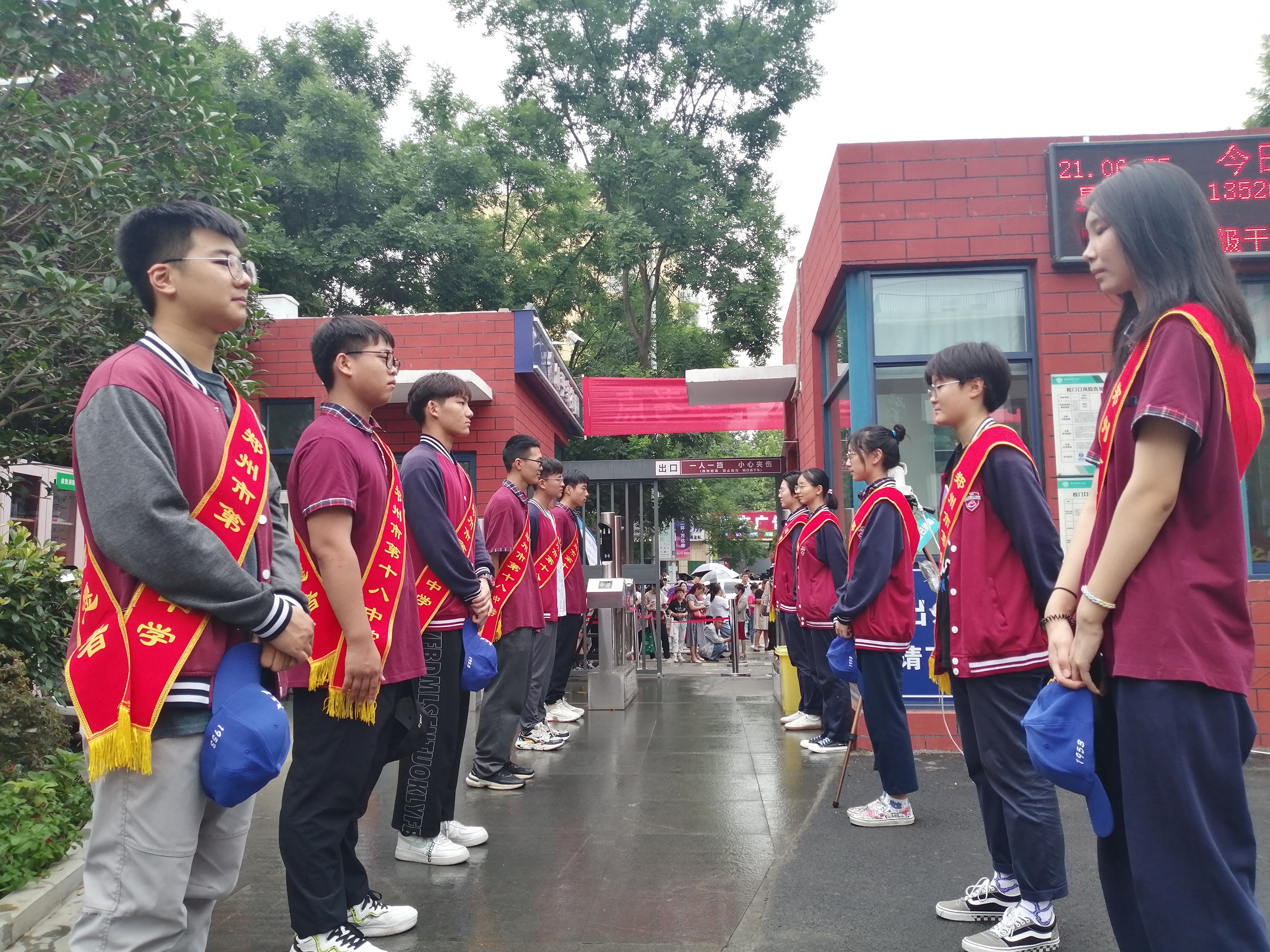 学生志愿者早早在学校门口执勤1