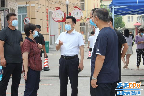 经开区人大工委主任李国立检查九龙中学12-17周岁青少年新冠疫苗接种