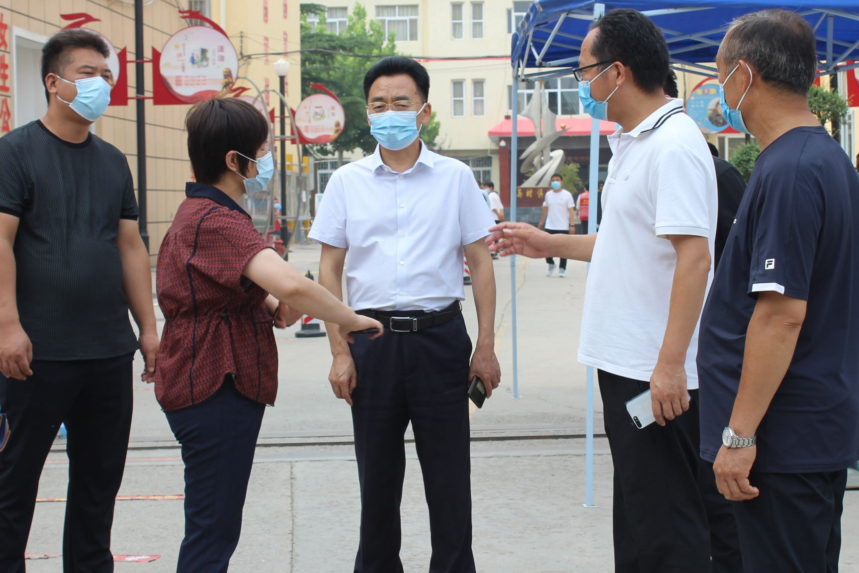经开区人大工委主任李国立检查九龙中学12-17周岁青少年新冠疫苗接种
