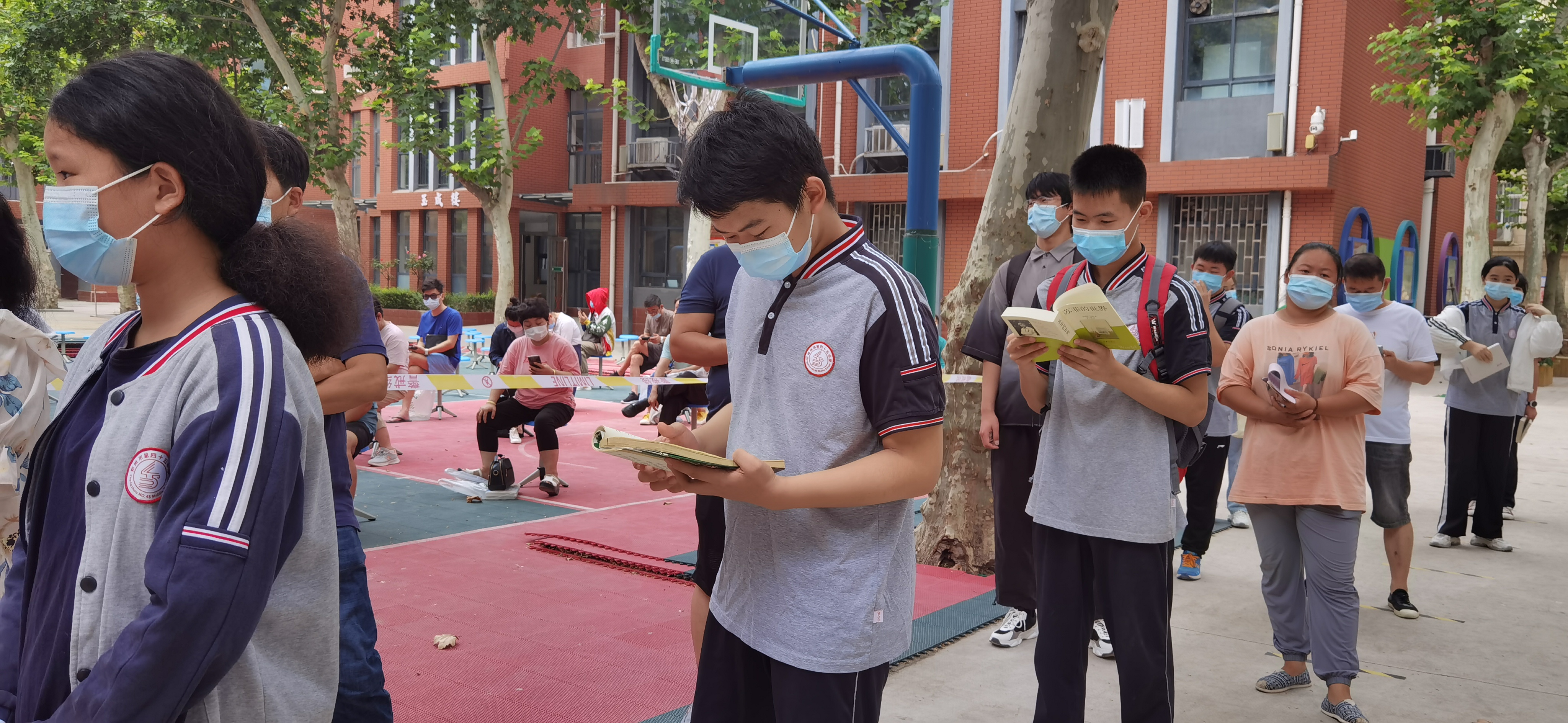郑州市第四十五中学有序组织学生接种新冠疫苗