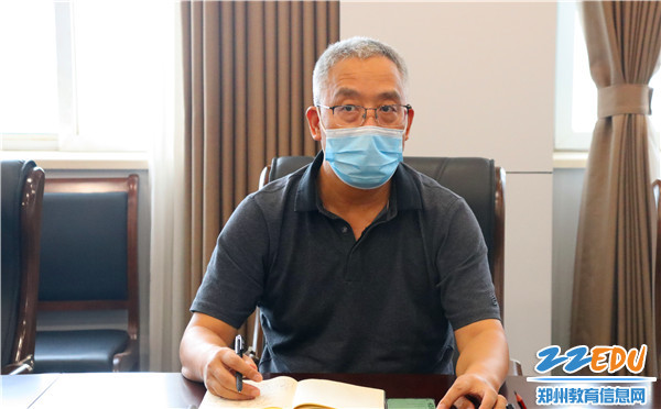 校长李国喜传达防汛工作会议精神郑州101中学召开防汛防疫紧急工作
