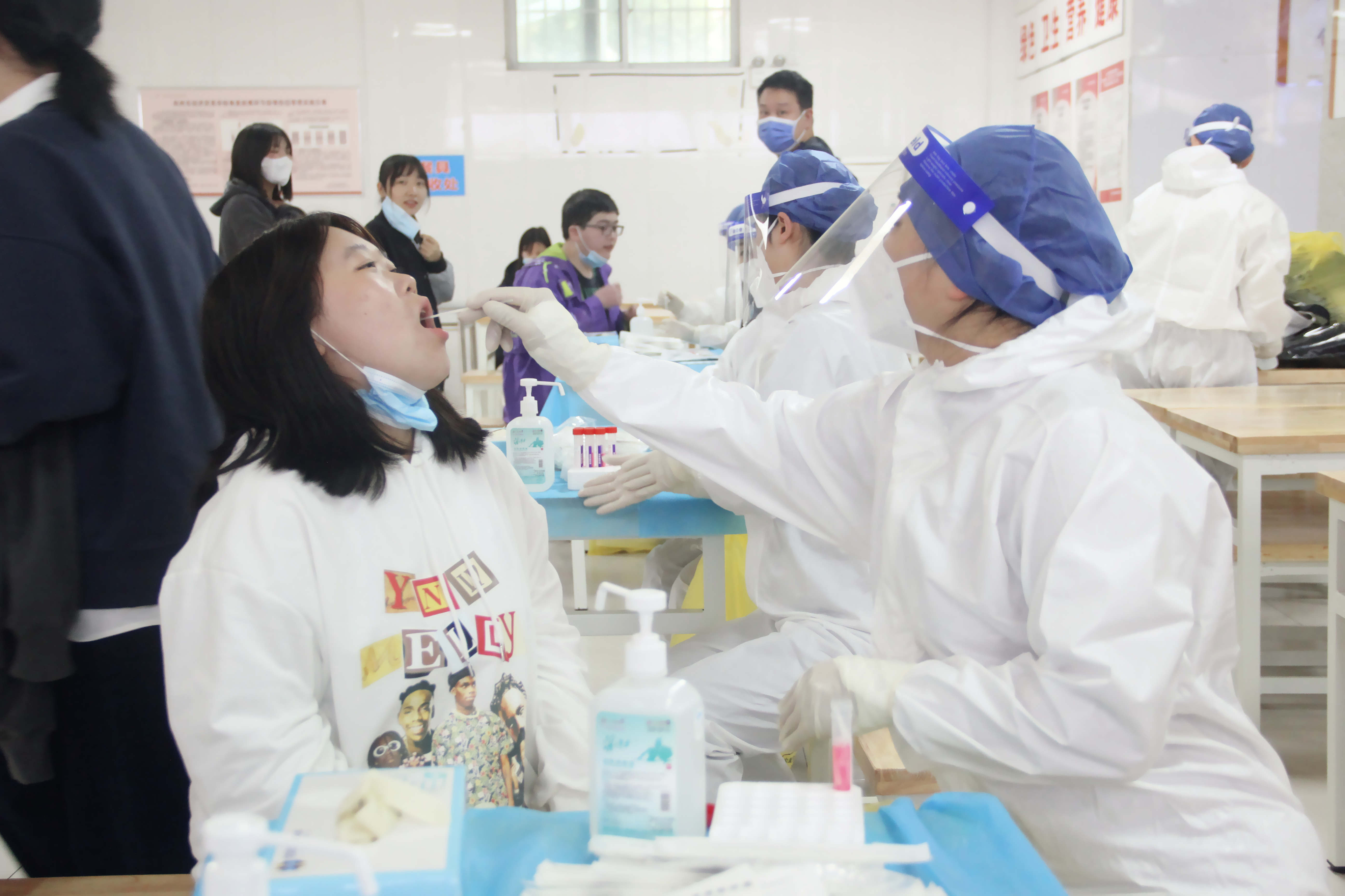 郑州市经贸学校开展新生入学全员核酸检测 - 疫情防控 郑州教育在行动