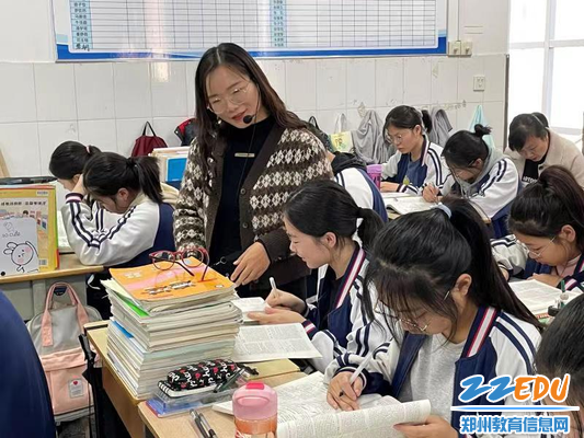 袁利利老师课堂上与学生互动学生认真听课河南省实验中学教师,郑州市