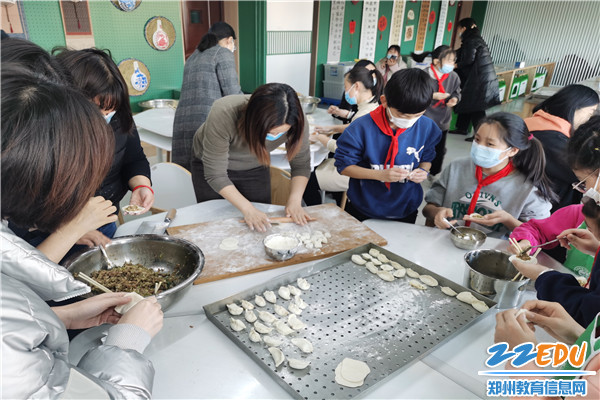 新柳路小学孩子开心吃饺子学生包饺子作品展示冬至是二十四节气之一