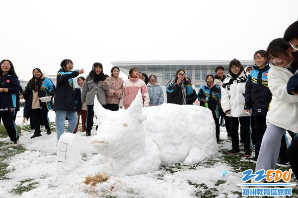 鄭州市第四高級中學留校學生創意雪雕比賽體驗冰雪快樂