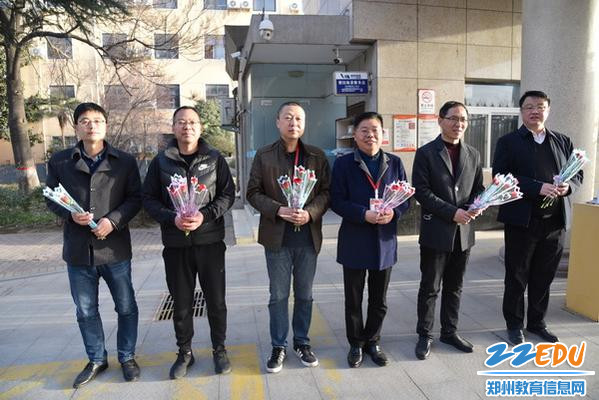 三八節鄭州市國防科技學校女教師迎著鮮花和祝福進校園