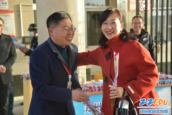 三八節鄭州市國防科技學校女教師迎著鮮花和祝福進校園