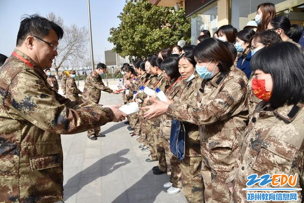 三八節鄭州市國防科技學校女教師迎著鮮花和祝福進校園